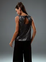 Musculosa beige de corte recto y cuello redondo.