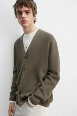 Cárdigan color marrón con cuello en v, manga larga y cierre frontal con botones.