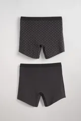 Pack de dos boxers largos de algodón, uno liso color gris oscuro y otro estampado con pequeños motivos geométricos en gris oscuro y blanco.