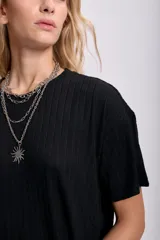 Remera negra de lanilla con corte oversize y mangas cortas.