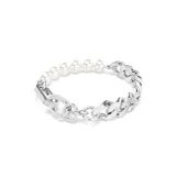 Pulsera plateada con una sección de cadena de eslabones gruesos y otra de perlas blancas. El cierre está formado por eslabones decorados con cristales transparentes.