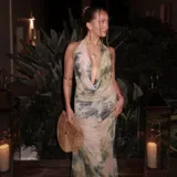 Vestido largo de microtul con estampado tie-dye en tonos rosa, verde y gris. Diseño con escote halter y espalda descubierta.