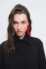 Camisa negra de tussor de algodón, corte holgado, mangas largas con pinzas laterales y puños anchos.