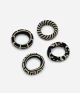 Set de cuatro gomitas de pelo gruesas con estampados geométricos en blanco y negro.