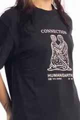 Remera unisex color beige con estampado frontal de dos figuras humanas entrelazadas y texto "Connection Human/Earth".