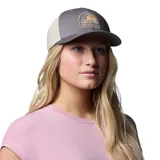 Gorra de béisbol Columbia color beige con paneles traseros de malla azul marino y logo de la marca bordado en el frente.