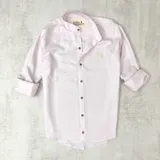 Camisa de algodón con cuello mao, color rosa claro, con cierre de botones en la parte delantera.