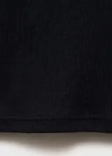 Camiseta ajustada de manga larga, color negro, con escote pico ribeteado en blanco.