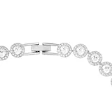 Collar de eslabones con engaste de cristales redondos engarzados en pavé, cada uno con un cristal central más grande. El metal tiene un baño de rodio.