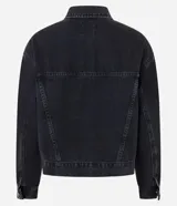 Campera boxy de jeans azul, con cuello clásico, cierre frontal con botones, bolsillos con solapas abotonadas en el pecho y recortes.