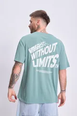 Remera verde de corte amplio con estampado en la espalda con la frase "Without Limits".