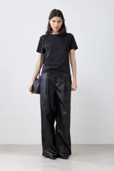 Remera negra de manga corta con apliques bordados en el escote.