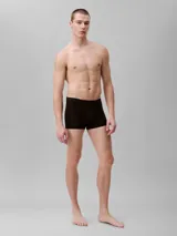 Pack de tres bóxers ajustados negros Calvin Klein Ultra Soft Modal, confeccionados en modal suave y elástico, con cinturilla elástica con logo grabado y dobladillo vuelto.