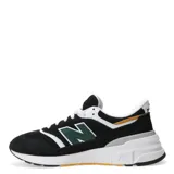 Championes New Balance modelo 997, color negro con detalles en blanco, verde y amarillo.