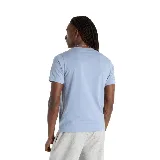 Camiseta celeste de manga corta con logo de New Balance estampado en blanco en el pecho.