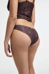 Bombacha de bikini color marrón, de corte clásico.