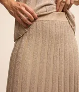 Pollera midi color beige de punto acanalado con hilo metalizado.