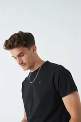 Remera básica color marrón claro, de corte regular, manga corta, cuello redondo y logo bordado en el pecho.