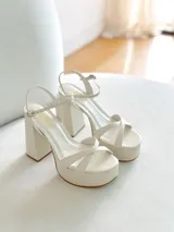 Sandalias de fiesta doradas, con taco de 11 cm y plataforma de 4,5 cm, diseño elegante.