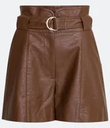 Short marrón de cuero sintético, tiro alto, corte clochard, con cinturón con hebilla metálica.