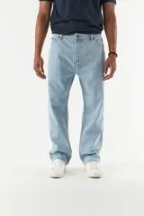 Pantalón jean negro de corte amplio y tiro medio.