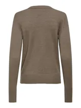 Sweater de punto color marrón claro, con cuello redondo y mangas largas. Los puños tienen botones decorativos.