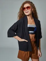 Kimono color blanco con bordado calado, mangas 3/4 y bolsillos laterales.