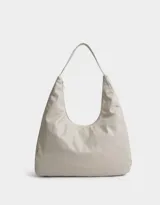 Bandolera hobo color gris claro, de cuerina, con manija superior y cierre superior.