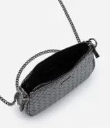 Bolso bandolera pequeño color gris plomo con textura trenzada, cierre de cremallera y asa de cadena desmontable.