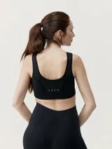 Top deportivo negro de maternidad, con breteles anchos y tecnología seamless para mayor comodidad y sujeción.