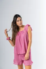 Conjunto de pijama de algodón estampado con flores, compuesto por una musculosa de escote recto con frunces y un short con elástico en la cintura y volados en el ruedo.