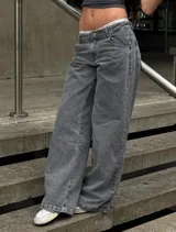 Pantalón de jean ancho (wide leg) color gris oscuro lavado, tiro alto, con efecto desgastado.