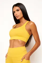 Top deportivo gris con diseño nadador, confeccionado en poliamida de alta performance. Cuenta con bolsillo trasero y bolsillo interno en el forro frontal.