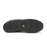 Championes Caterpillar Ventura negros con detalles en amarillo. Capellada de gamuza y malla de nylon, forro 100% reciclado, plantilla de espuma EVA, entresuela EVA duradera y liviana, suela de goma duradera y con gran tracción.