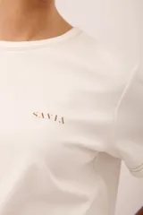 Remera marrón a rayas horizontales blancas, celestes y bordó, de algodón.