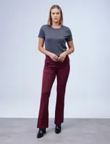 Pantalón elastizado color burdeos, de pierna ancha con pretina y bolsillos delanteros.