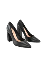 Zapato de tacón alto, tipo stiletto, color negro. Fabricado en cuero liso con tacón bloque texturizado.