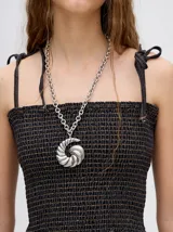 Top corto negro con textura fruncida, tirantes finos con lazos ajustables y corte crop.