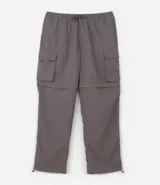 Pantalón paper touch color verde militar, con bolsillos laterales, cintura elástica y cordón de ajuste. Se convierte en bermuda gracias a un cierre a la altura de la rodilla.