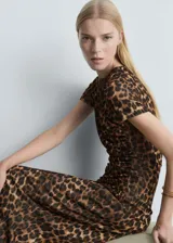 Vestido midi de mangas cortas con estampado animal print.