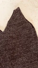 Musculosa tejida en lurex color negro con brillo plateado, de escote en V y breteles finos.