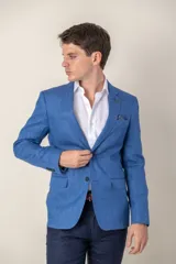 Saco de lino color beige, corte slim fit, con solapa de muesca, cierre de dos botones, bolsillo en el pecho y dos bolsillos delanteros con solapa. Medio forro.