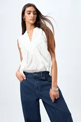 Jean negro de tiro bajo con fit ancho y silueta relajada.