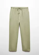 Pantalón negro de lino con diseño crop y jogger, tiro medio, cintura elástica con lazo, dos bolsillos laterales y dos bolsillos de ribete en la parte posterior.