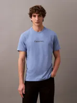Remera de algodón celeste con cuello redondo y estampado tonal del logo de Calvin Klein en el pecho.
