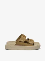 Sandalias Veja Etna color marrón con doble tira con ajuste de velcro y suela gruesa con diseño texturizado.