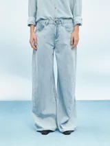 Pantalón de jean celeste de corte amplio.