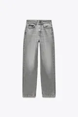 Pantalón de jean gris de tiro alto, corte mom fit, con trabillas y cinco bolsillos. Cierre frontal con cremallera y botón metálico.