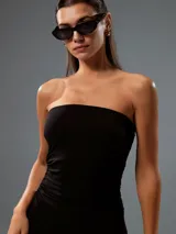 Minivestido negro ajustado, sin mangas y con escote recto.