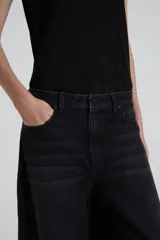 Pantalón denim ultra suelto color negro, de corte amplio y estilo desenfadado.